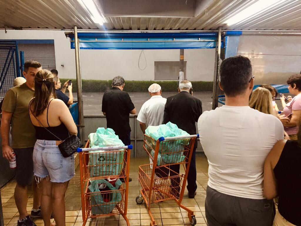 Clientes ficam ilhados em um supermercado durante forte chuva